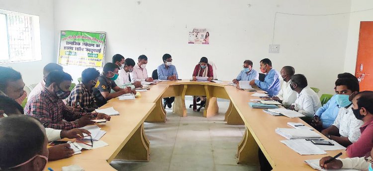 पलामू डीडीसी ने हरिहरगंज में अधिकारियों-कर्मियों के साथ की समीक्षा बैठक, दिये कई निर्देश