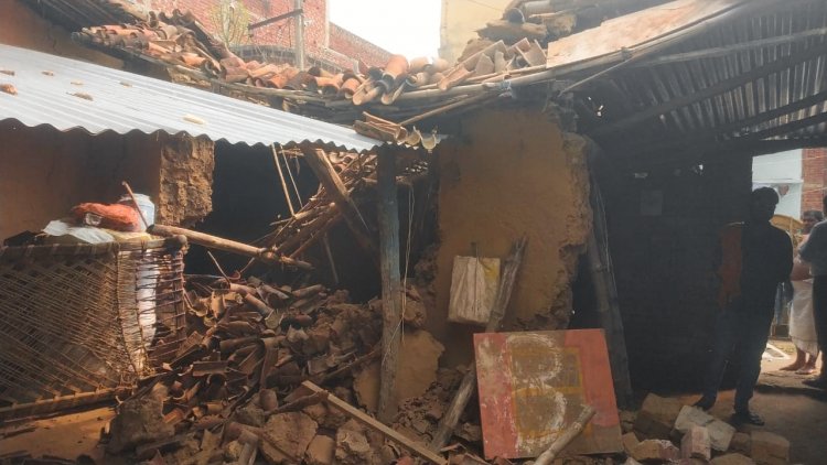 हरिहरगंज : कच्चा मकान गिरने से विधवा का पूरा परिवार हुआ बेघर