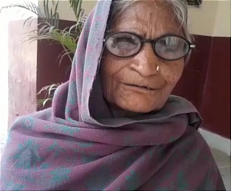 चार जवान बच्चों की मां को बुढ़ापे में नसीब नहीं हो रहा है घर का छत : फरियाद लेकर लेस्लीगंज थाना पहुंची वृद्ध महिला