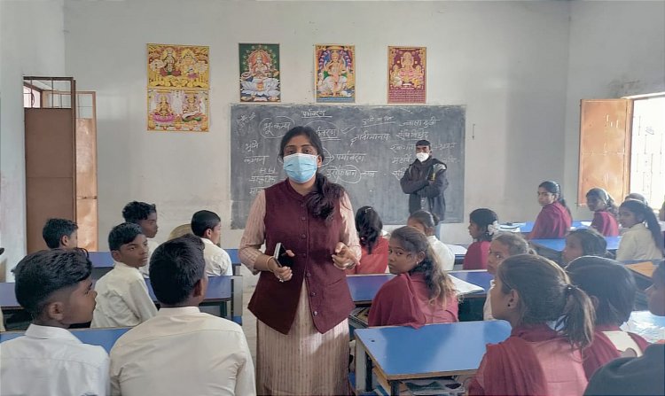 डीडीसी पहुंचीं छतरपुर के सांसद आदर्श ग्राम डाली में : विकास योजनाओं का निरीक्षण भी किया और स्कूली बच्चों को पढ़ाया भी