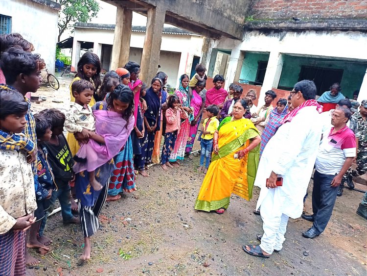 छतरपुर विधायक ने मुरूमातु गांव से जबरन निकाले गये लोगों से मिलकर उनका दर्द जाना