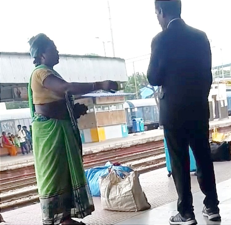 मेदिनीनगर स्टेशन पर दातुन और दोना तथा पत्ते बेचनेवाली महिलाओं से अवैध वसूली का वीडियो वायरल